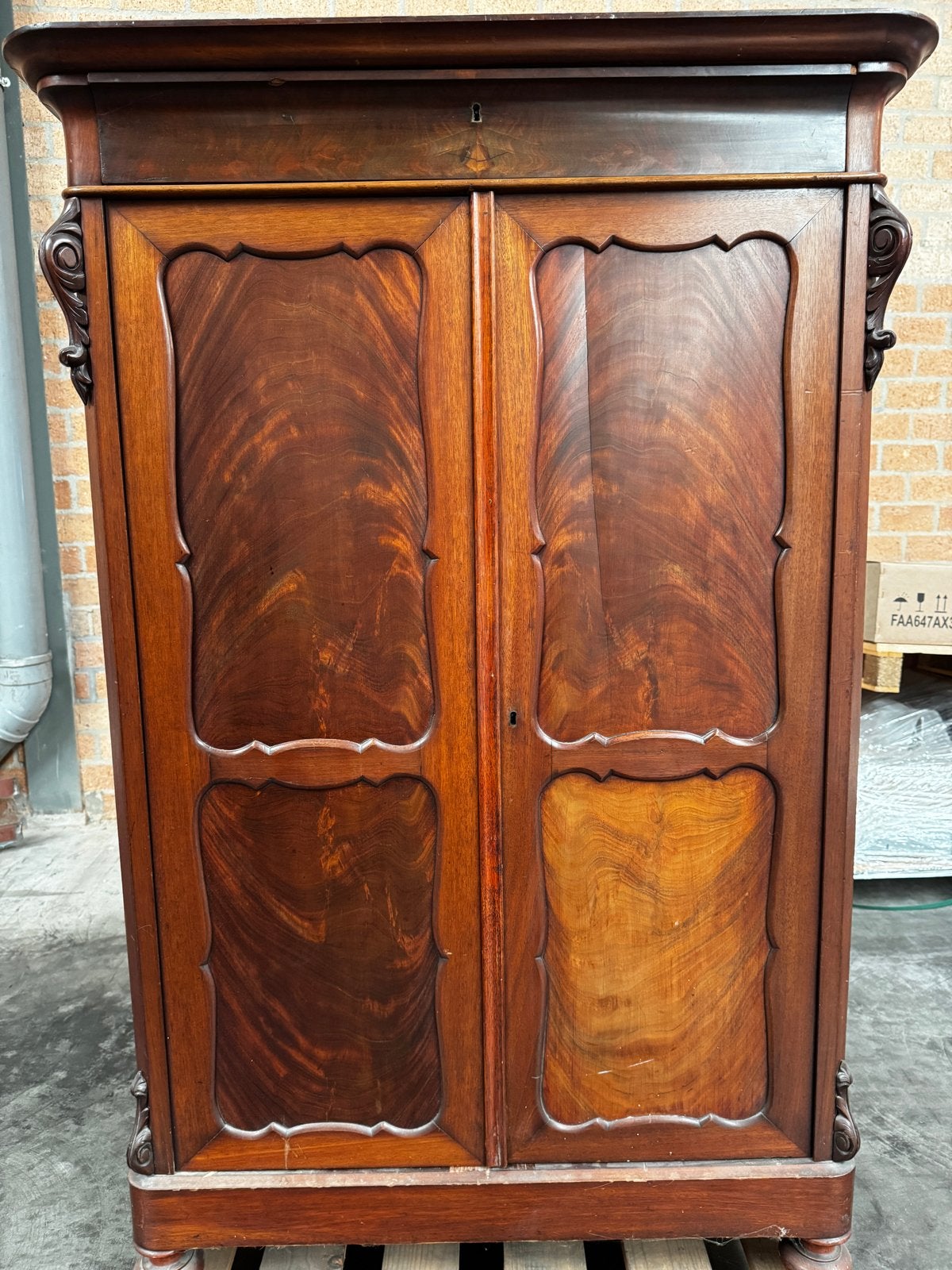 Antieke houten kast – Biedermeier stijl – uniek houtsnijwerk, Antiek en Kunst, Ophalen