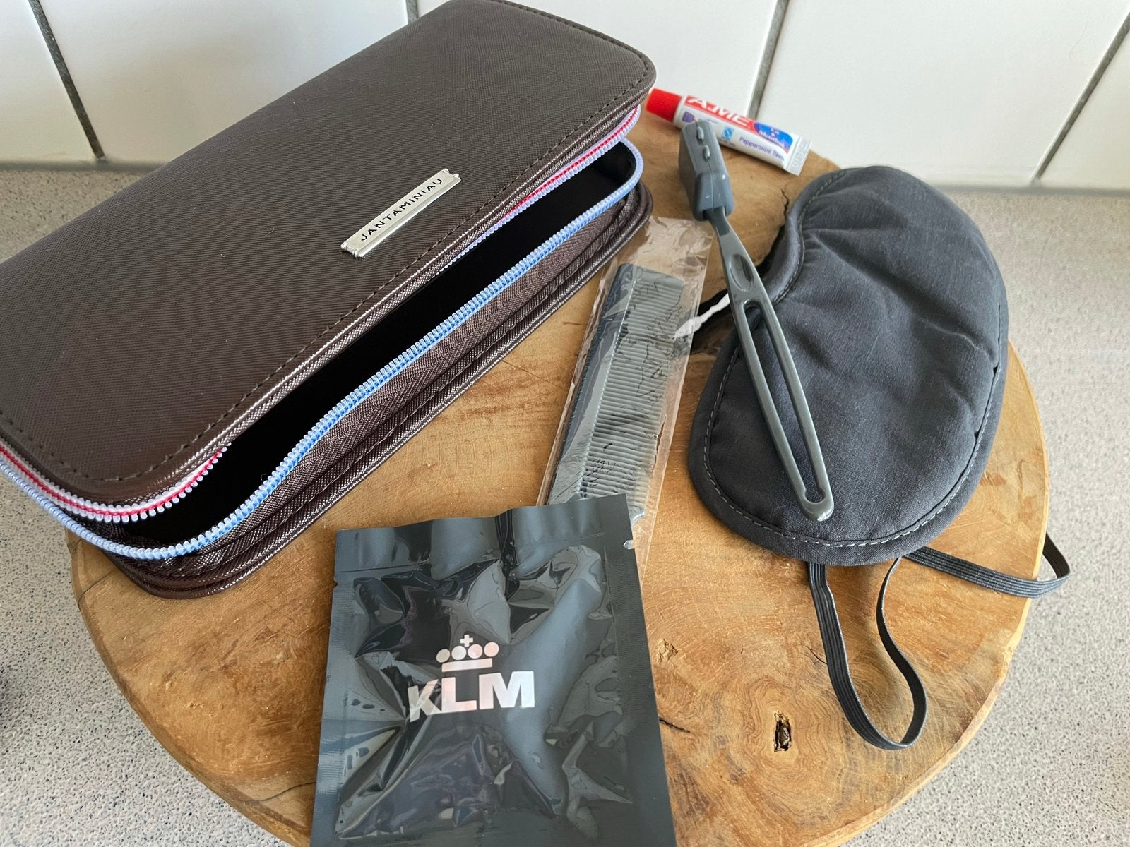 Jan Taminiau etui harde kaft toilettas met inhoud KLM € 0, Ophalen of Verzenden, Zo goed als nieuw, Blauw