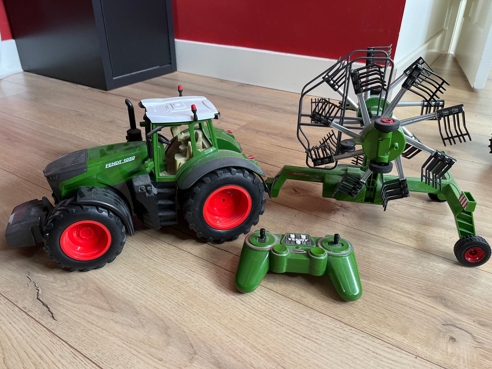 Fendt 1050 Tractor met afstandsbediening en hark, Ophalen of Verzenden, Zo goed als nieuw, Overige typen