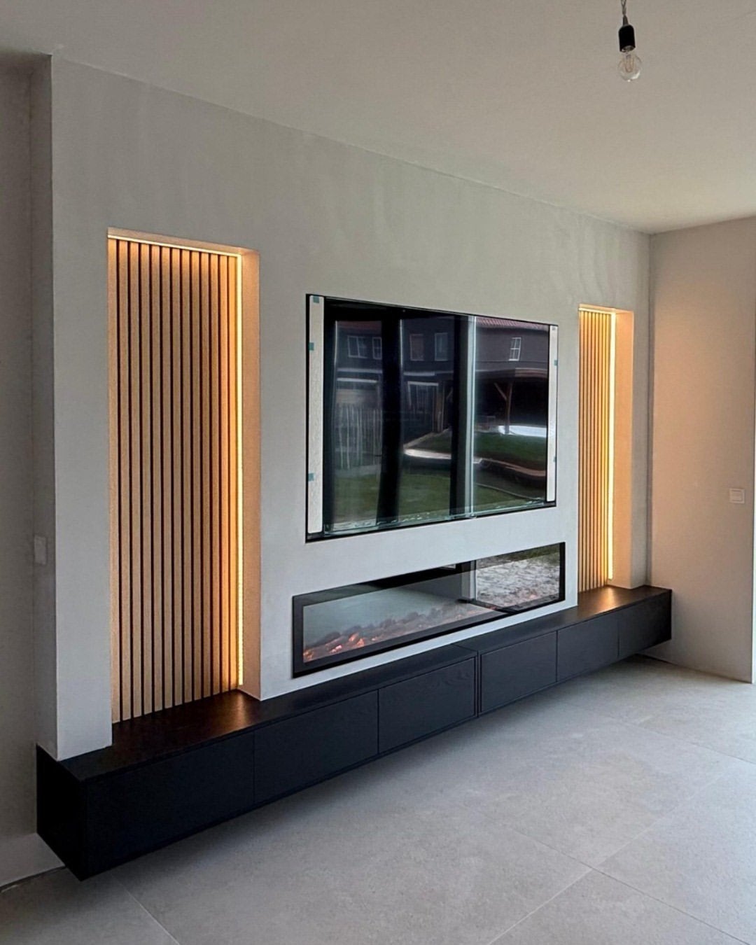 Moderne Cinewall met geïntegreerde haard en opbergruimte, Overige houtsoorten, 200 cm of meer, Ophalen of Verzenden, Zo goed als nieuw