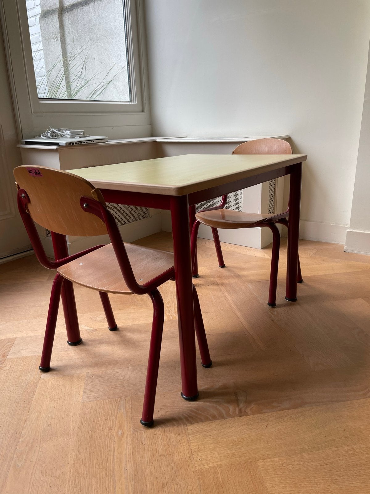 Eromes bureau en stoelen - Vintage schoolmeubilair, Kinderen en Baby's, Ophalen, Gebruikt, Tafel(s) en Stoel(en)