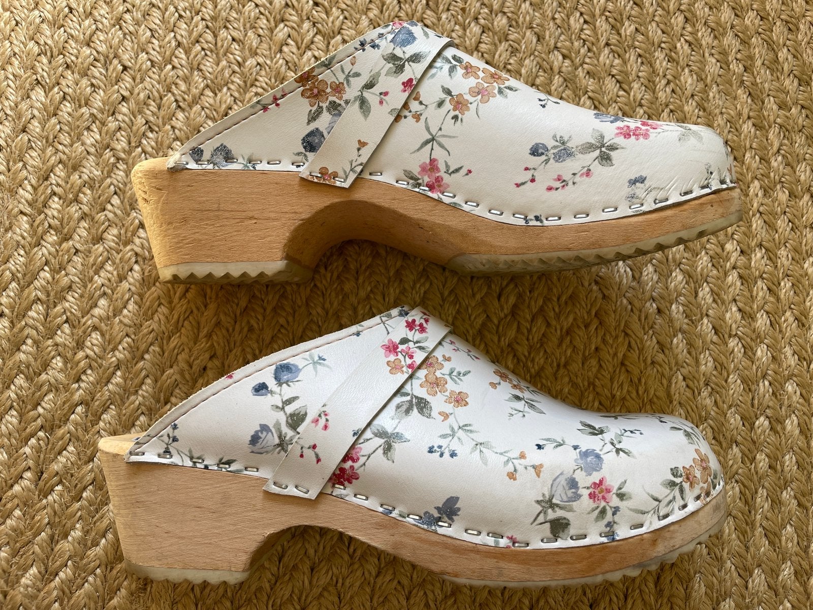 Zweedse klompen mt 39 bloemen print medisch zorg verpleging, Overige kleuren, Ophalen of Verzenden, Zo goed als nieuw, Werkschoenen