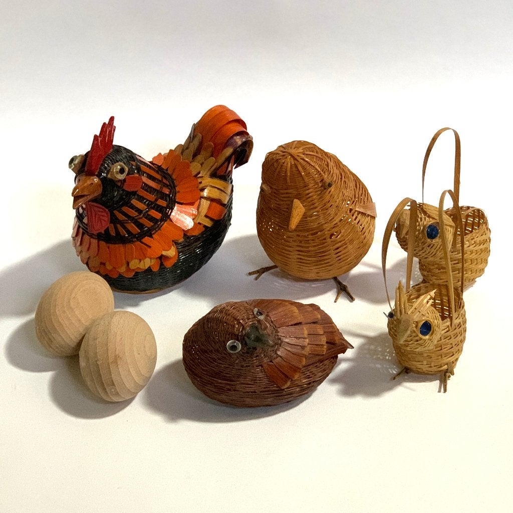 Decoratieve rieten kip en vogels en 2 houten eieren, Diversen, Pasen, Ophalen of Verzenden, Gebruikt