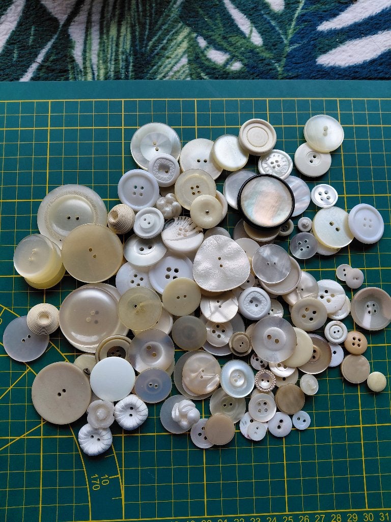 Setje gebruikte knopen tinten wit zie foto's, Ophalen of Verzenden, Gebruikt, Knoop of Knopen