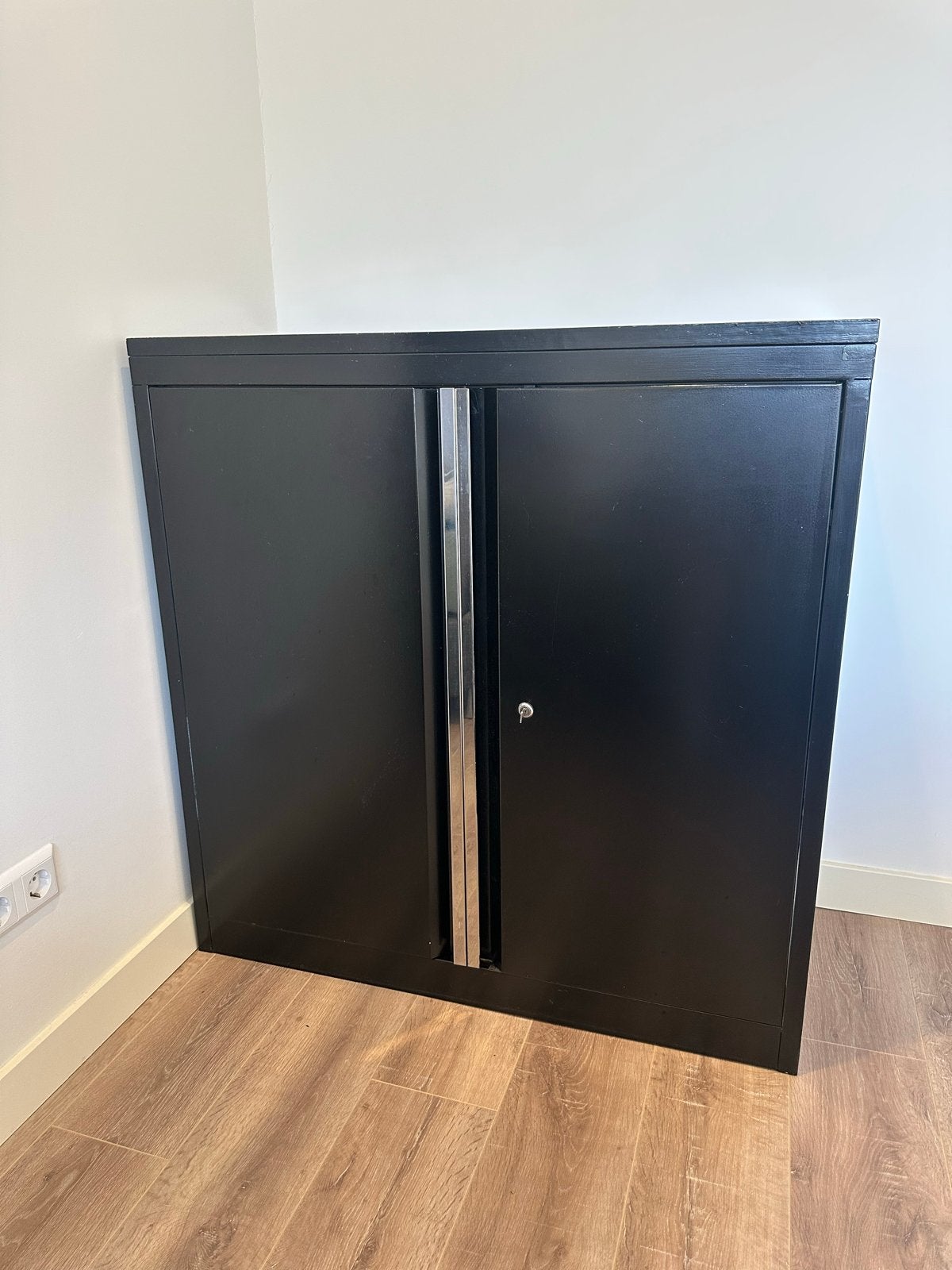 Zwarte archiefkast met 2 deuren en planken, Ophalen, Gebruikt, 50 tot 100 cm, Metaal