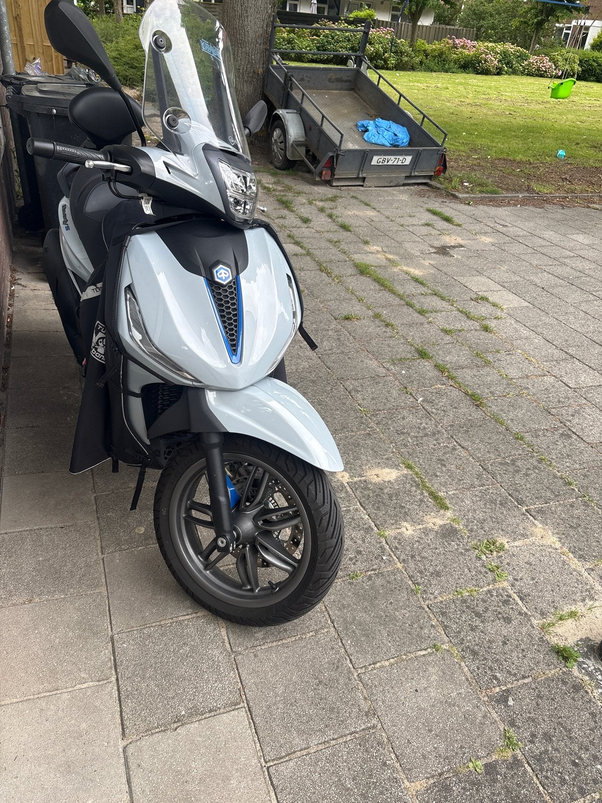 Piaggio Beverly 400 HPE uit 2025, Zo goed als nieuw