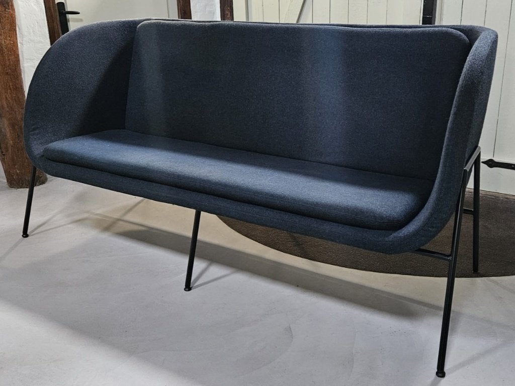 Bolia bank, donker blauwe stof, zwarte stalen poten, Huis en Inrichting, Banken | Bankstellen, Ophalen, Driepersoons, 75 tot 100 cm
