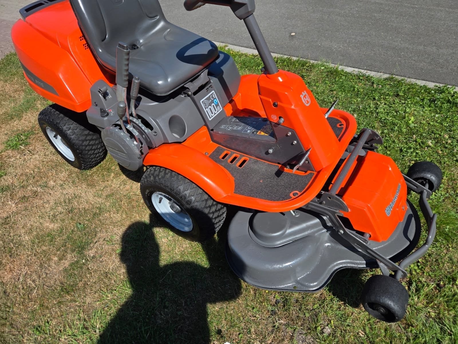 Husqvarna R11C Zitmaaier - Krachtige Benzine zitmaaier, Tuin en Terras, Zitmaaiers, Ophalen, Gebruikt, Versnellingen