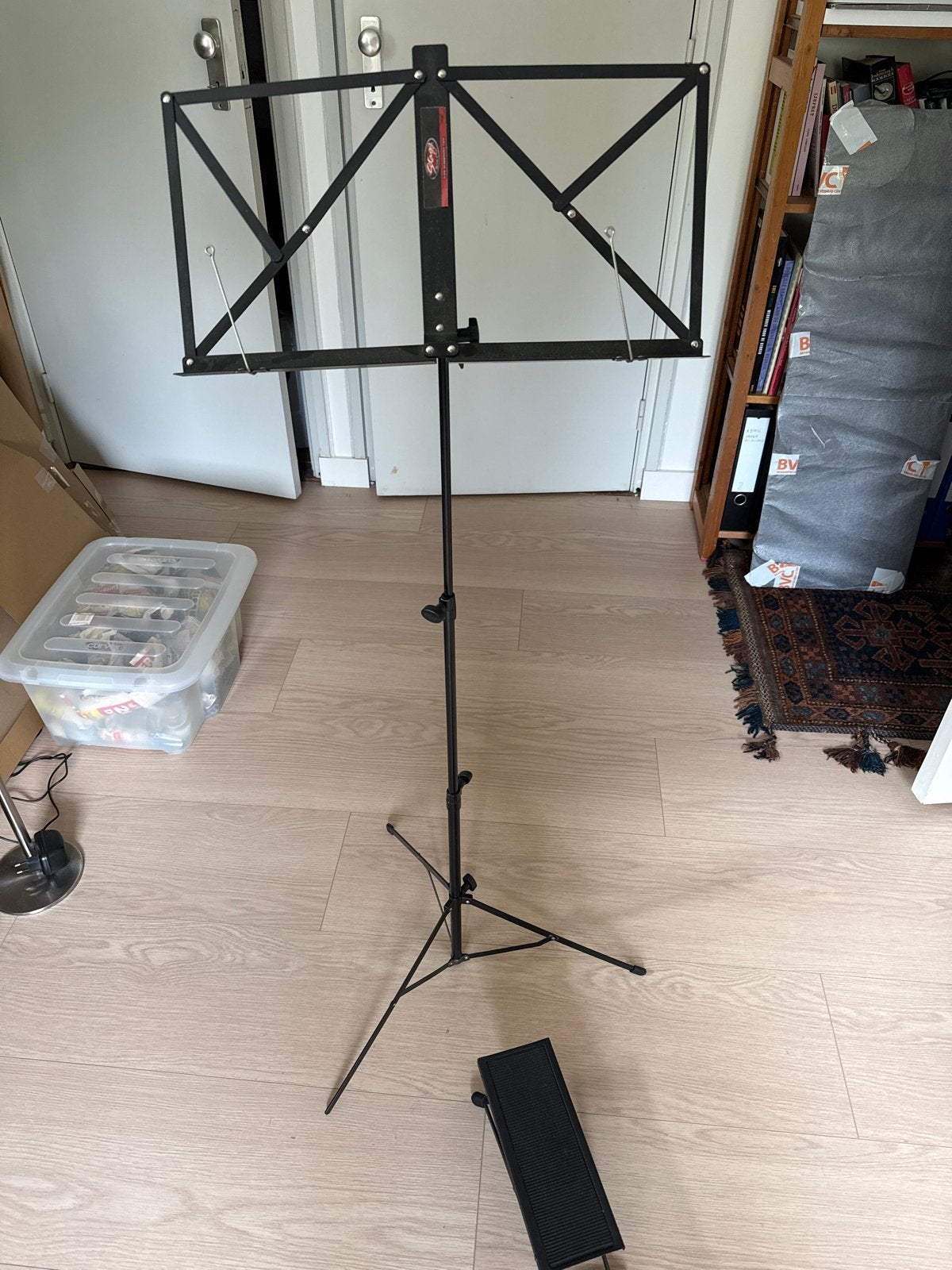Stagg muziekstandaard met gitaarvoetenbankje, Ophalen of Verzenden, Gebruikt, Muziekstandaard, Gitaar