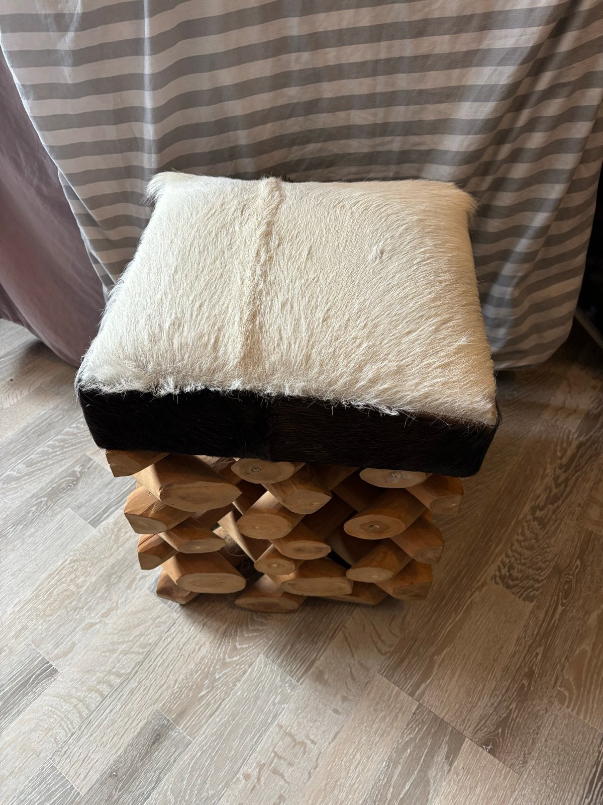 Unieke houten kruk met koeienhuid zitting, Huis en Inrichting, Ophalen, Minder dan 50 cm, Vierkant, Zo goed als nieuw