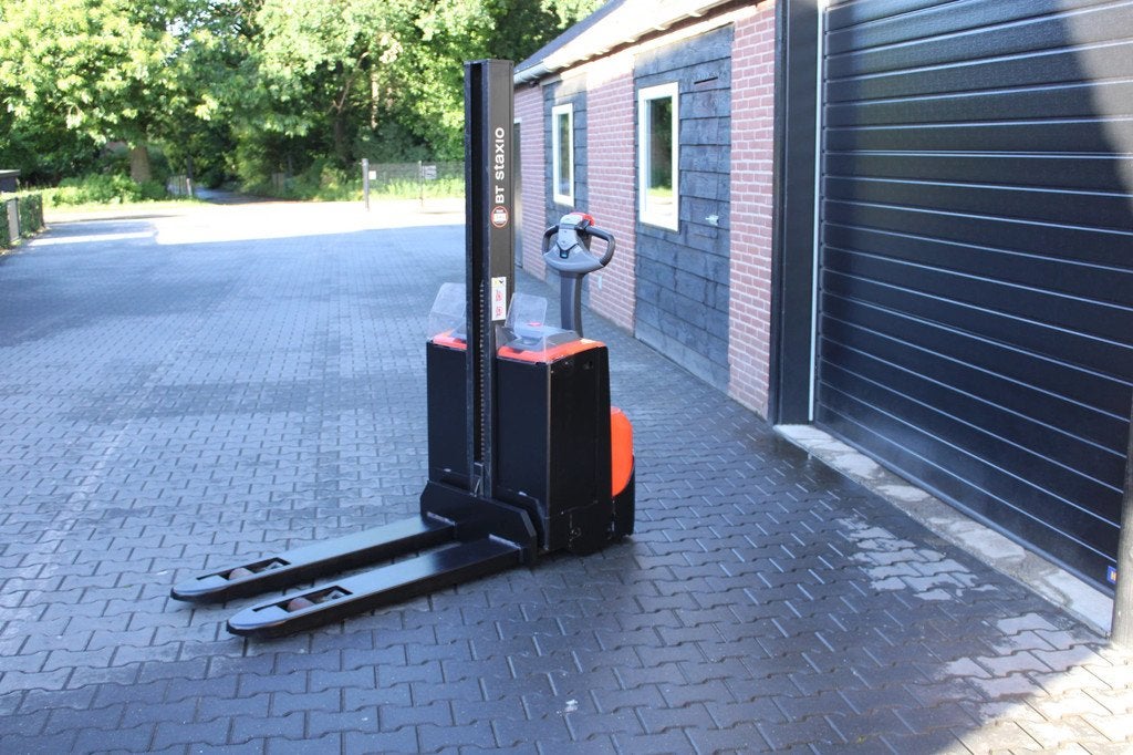 Toyota SWE080L stapelaar elektrische bj 2022met pompwagen fu, Zakelijke goederen, Machines en Bouw | Heftrucks en Intern transport