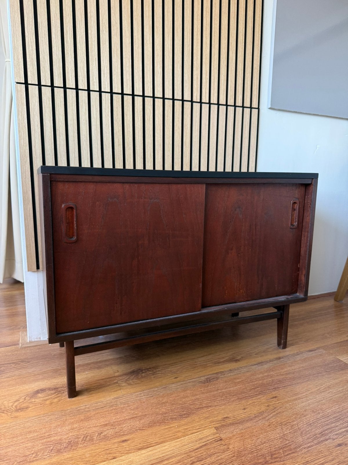 Vintage mid-century houten kastje met schuifdeuren, Ophalen, Zo goed als nieuw, 25 tot 50 cm, 50 tot 100 cm