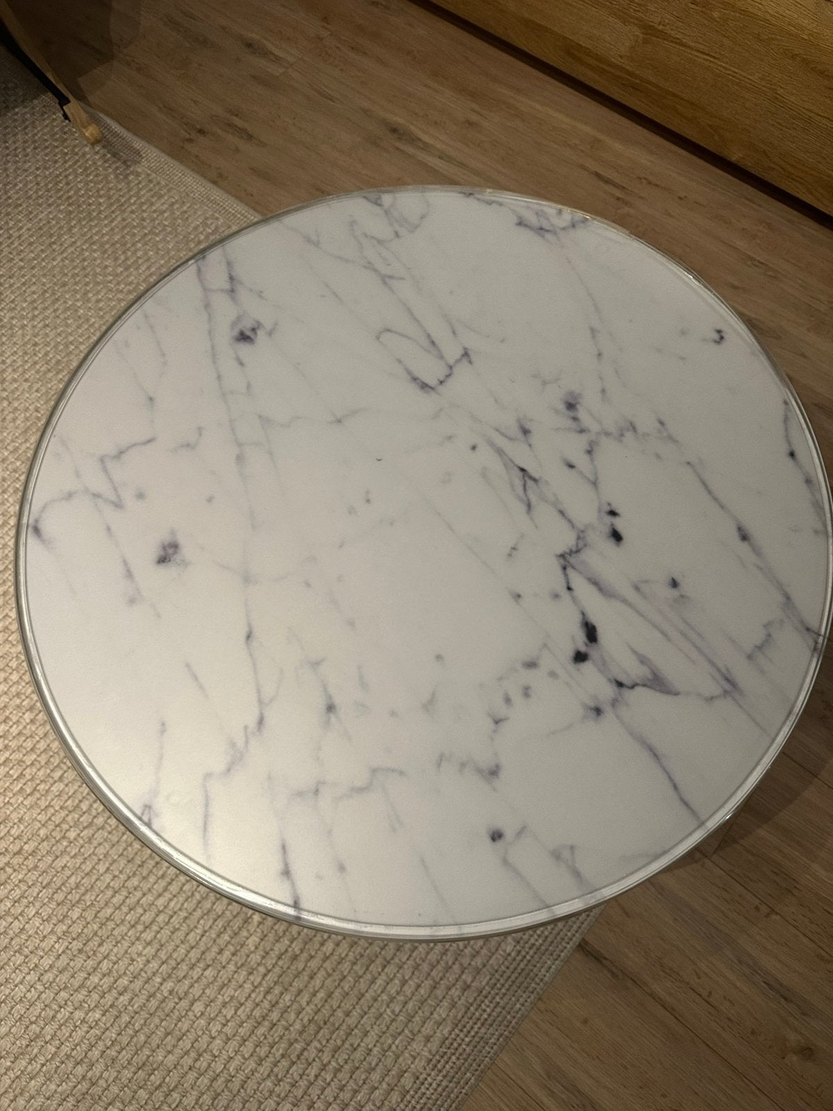 Ronde salontafel met marmerlook(-glas) blad gouden poten, Ophalen, Rond, 50 tot 100 cm, Zo goed als nieuw