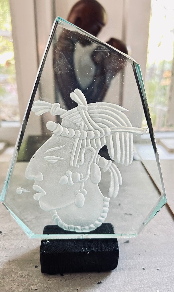 Indiaan glas staander gefreesd verdiept op voet 17,5 x 14 cm, Ophalen of Verzenden