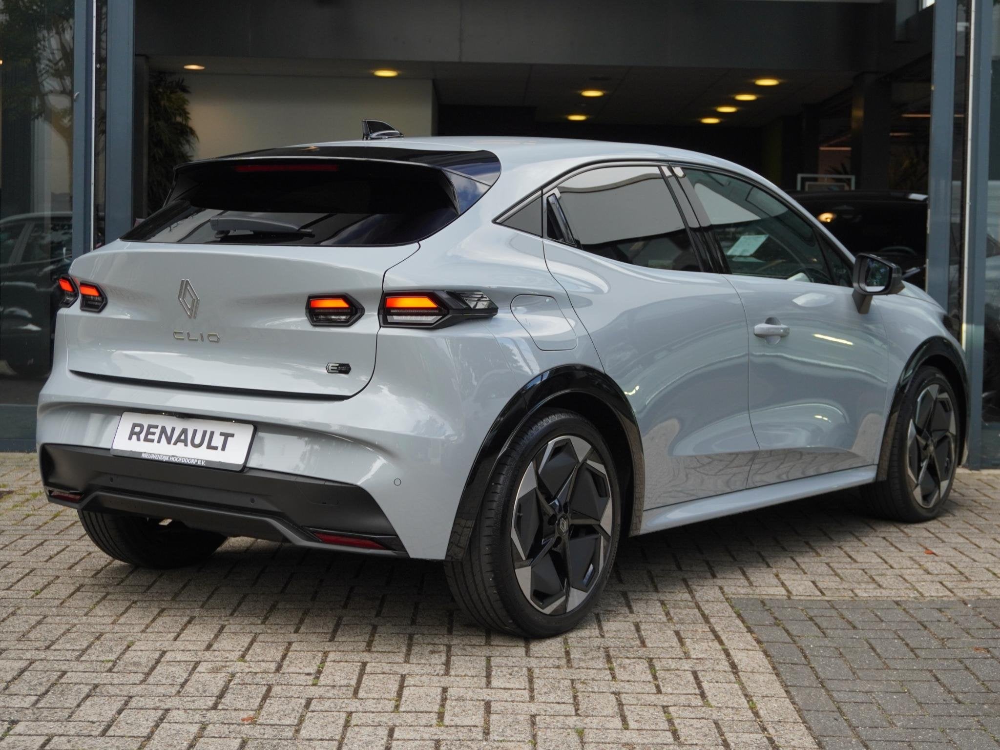 Renault Clio 1.8 Hybrid 160 techno AUTOMAAT / 4.000KM / NAVI, Auto's, Stof, Gebruikt, Euro 6, 4 cilinders