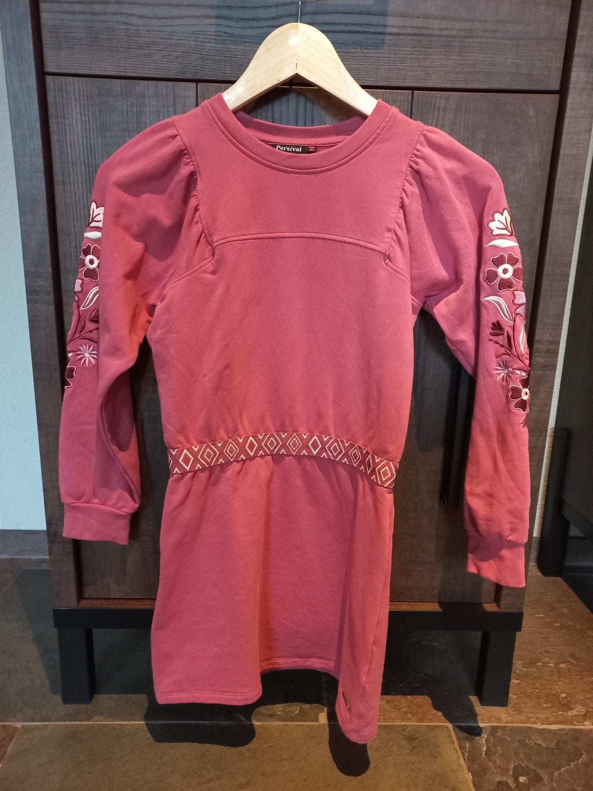 Mooie roze jurk met geborduurde mouwen - Maat 140/146, Kinderen en Baby's, Kinderkleding | Maat 140, Persival, Meisje, Ophalen of Verzenden