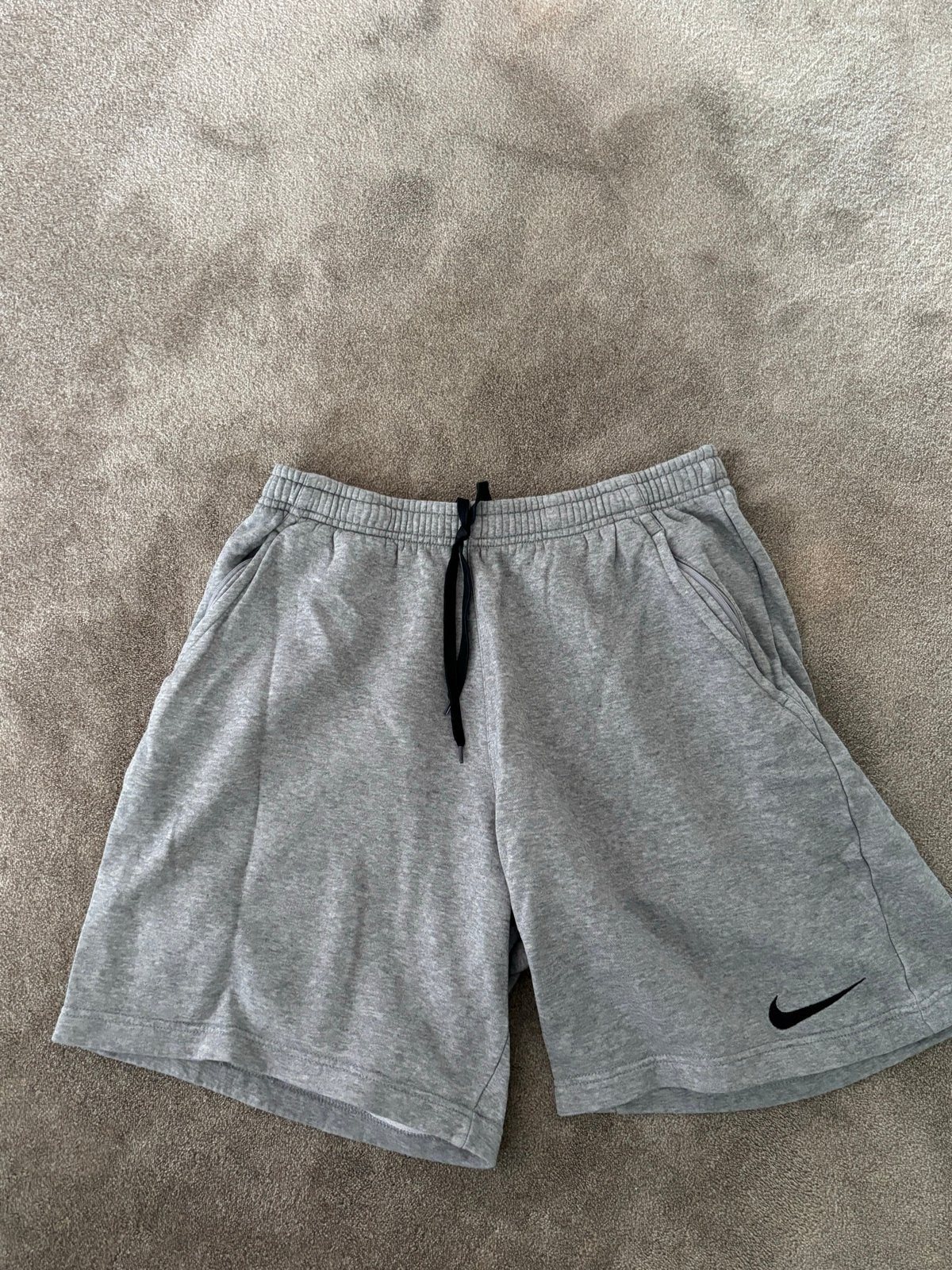 Nike korte broek - Comfortabel en stijlvol, Ophalen, Maat 48/50 (M), Grijs, Gedragen