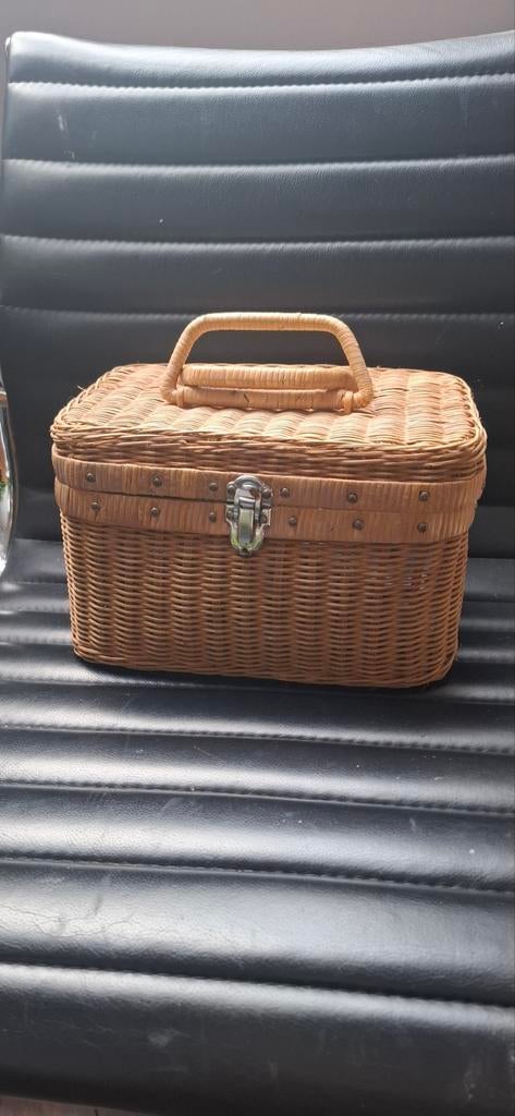 Rotan beauty case / Rotan mand / Rotan koffertje, Huis en Inrichting, Woonaccessoires | Schalen en Manden, Ophalen of Verzenden