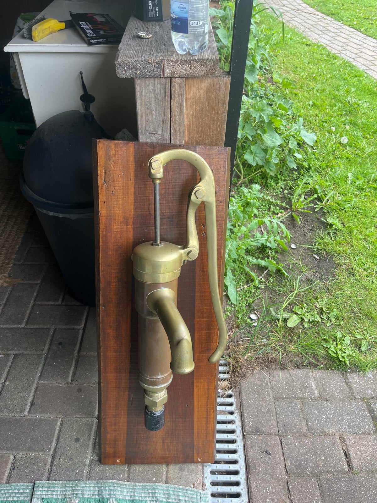 Antieke Koperen Pomp op Houten Plaat - Decoratief, Ophalen of Verzenden, Koper