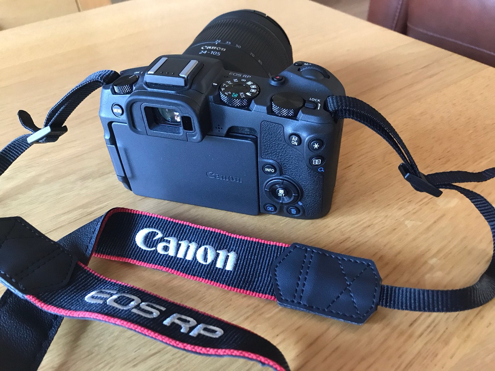 Foto 2 van Canon EOS RP camera met toebehoren