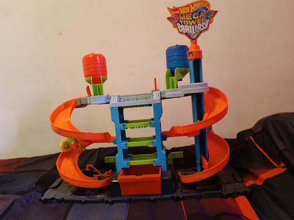 Hot Wheels City Draaiende Megawasserette HDP05, Ophalen