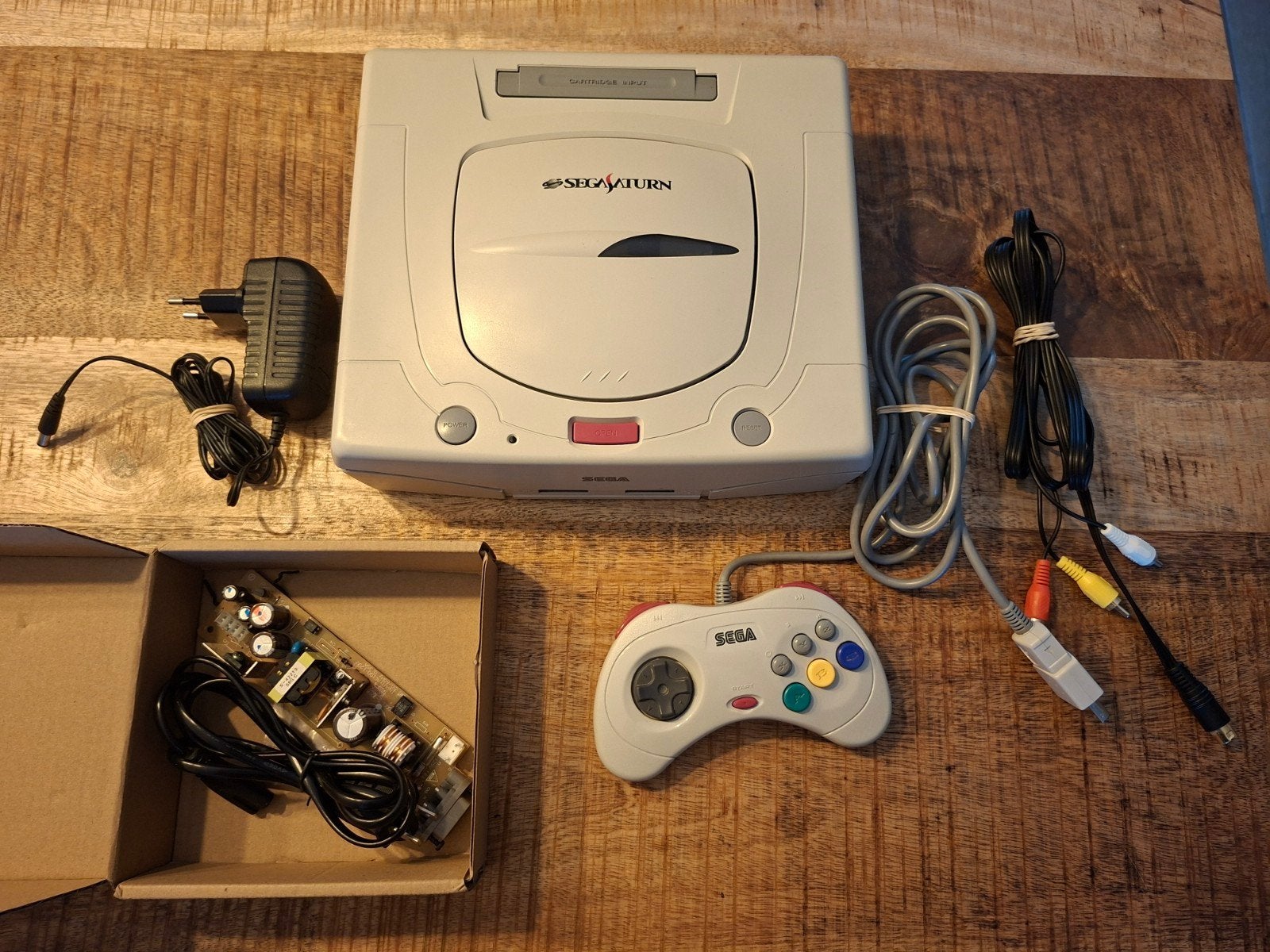 sega saturn, V2, 12V, Ophalen of Verzenden, Zo goed als nieuw, Met 1 controller, Saturn of Dreamcast
