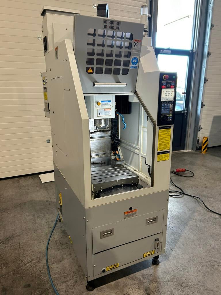 XYZ 2-OP CNC Bewerkingscentrum, Ophalen, Zo goed als nieuw, Minder dan 500 mm, Freesbank