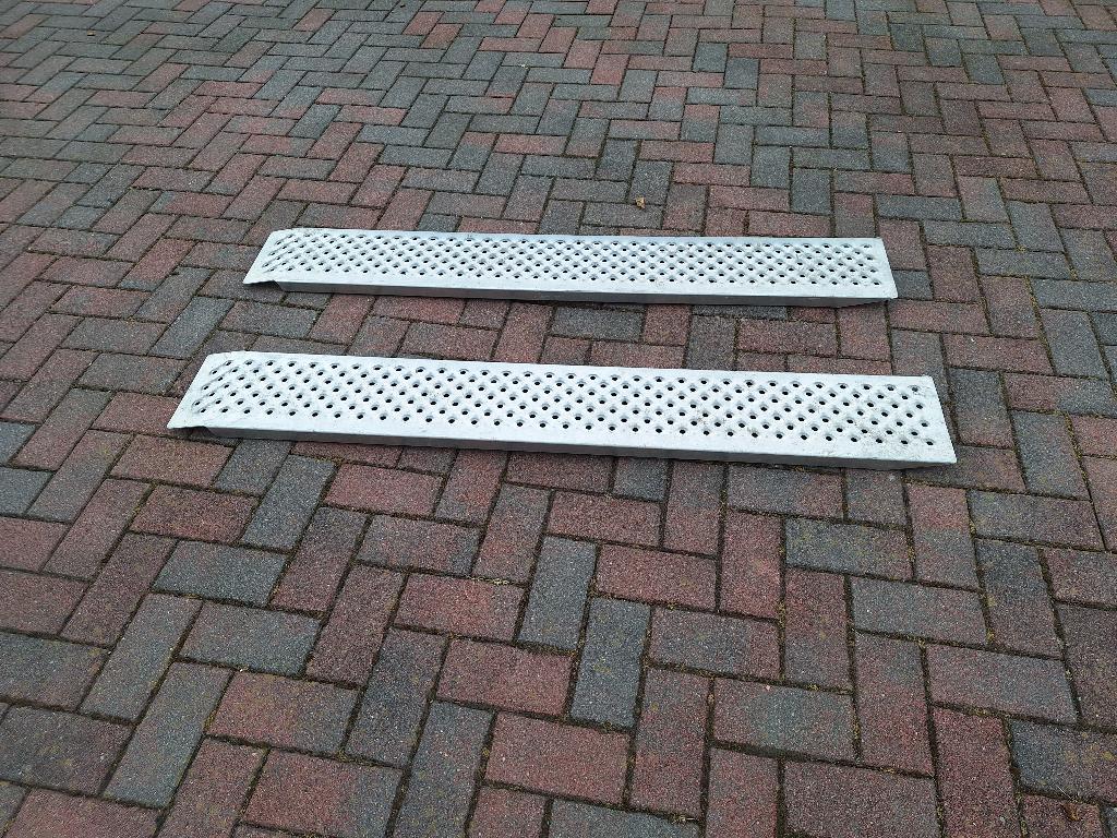 Oprijplaat aluminium, 2 stuks 150cm x 22cm, Ophalen, Onbekend, Zo goed als nieuw, Onbekend