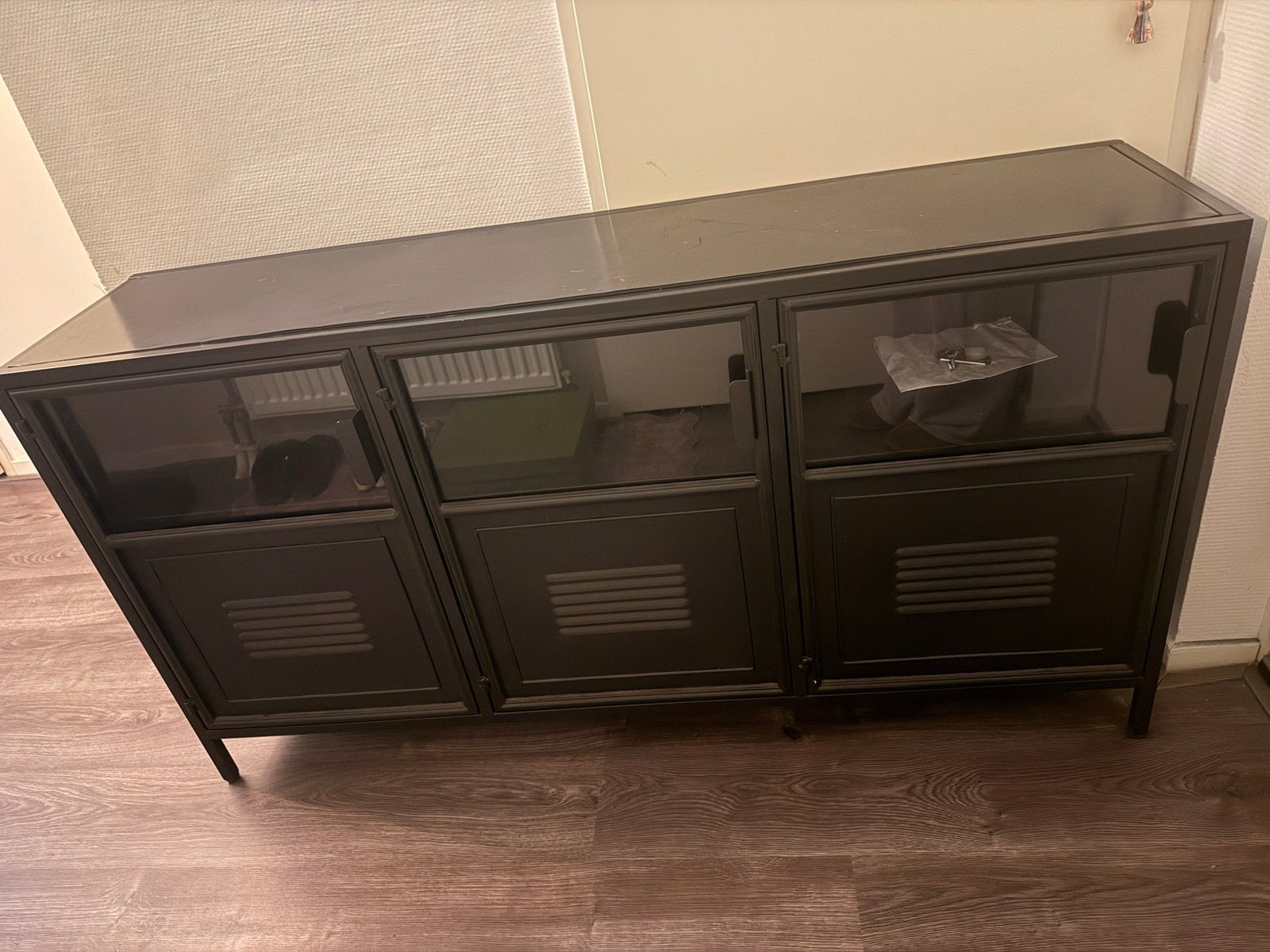 Zwart Woood tv-meubel L143xB35xH75,5, Huis en Inrichting, Kasten | Televisiemeubels, Ophalen, Gebruikt, 100 tot 150 cm, Minder dan 100 cm