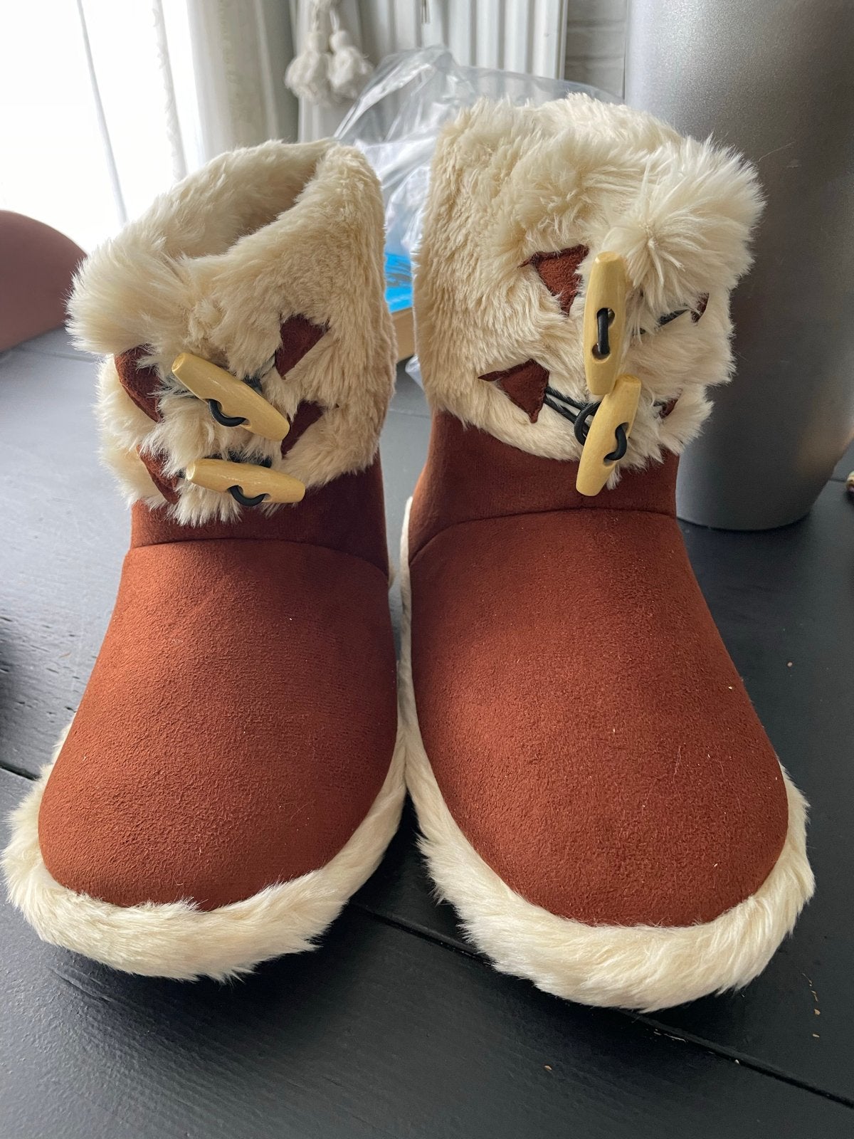 Comfortabele bruine pantoffels met bont en houtje-touwtje, Ophalen of Verzenden, Nieuw, Bruin, Pantoffels of Sloffen