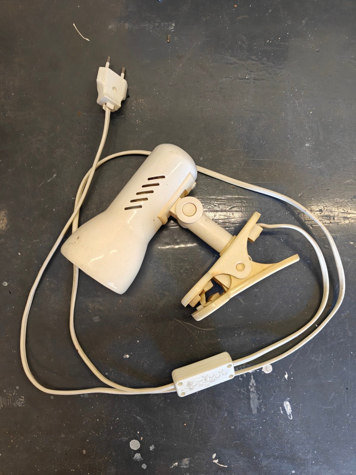 Gratis af te halen: LED lamp met schakelaar en klem, Gebruikt, Beige, E27 (groot), Ophalen