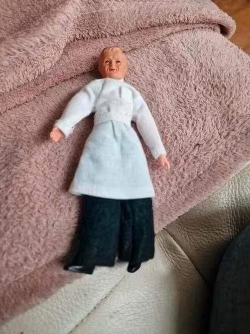 poppenhuis miniaturen caco popje 13 cm, Verzamelen, Poppenhuizen en Toebehoren, Ophalen of Verzenden, Zo goed als nieuw, Poppenhuis