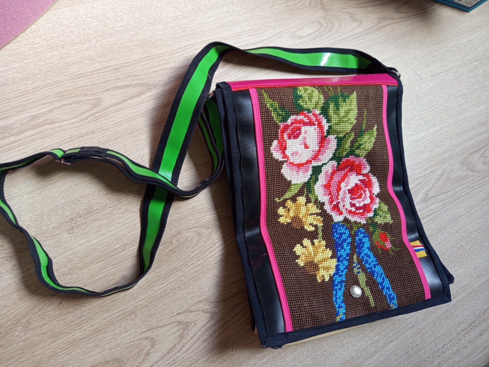 Unieke handgemaakte schoudertas met bloemen borduursel, Ophalen of Verzenden, Gebruikt, Bruin, Overige merken