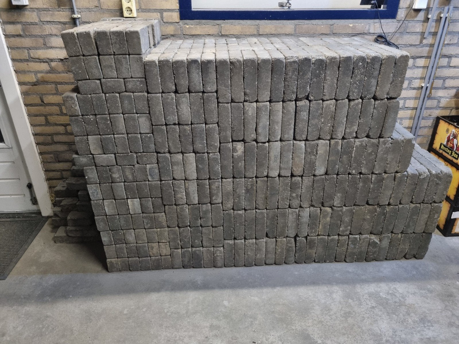 GRATIS Betonklinkers (ca. 30 m²), Ophalen, Gebruikt, Beton, Klinkers