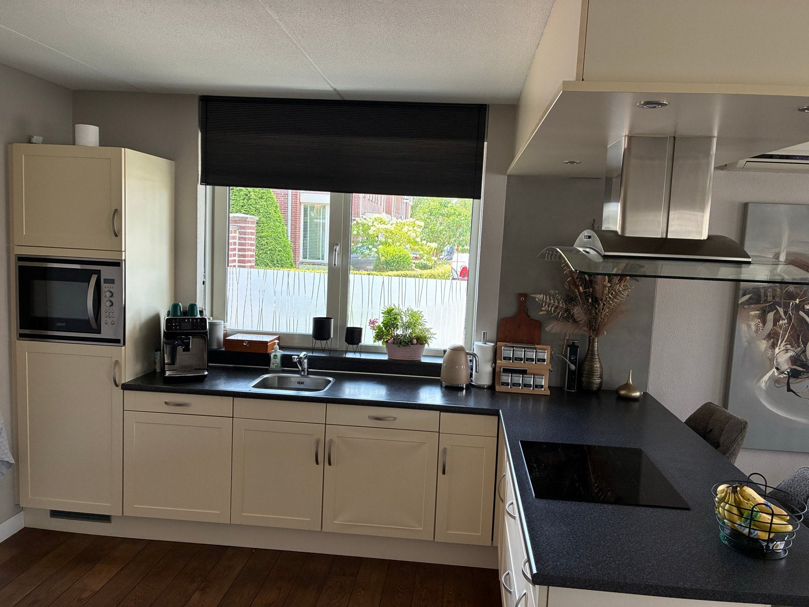 Moderne hoekkeuken met kookeiland en inbouwapparatuur, Huis en Inrichting, Gebruikt, Hoekkeuken, Ophalen of Verzenden, Kunststof