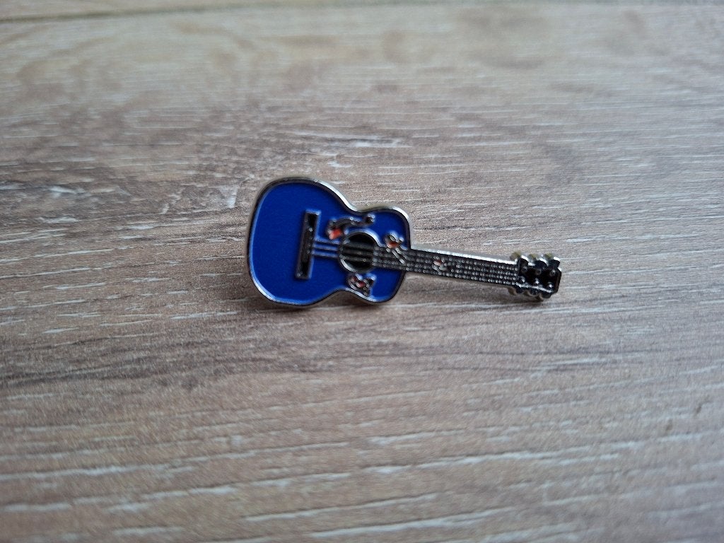 1 mooie pin van een blauwe gitaar te koop, Ophalen of Verzenden, Nieuw, Overige onderwerpen, Speldje of Pin