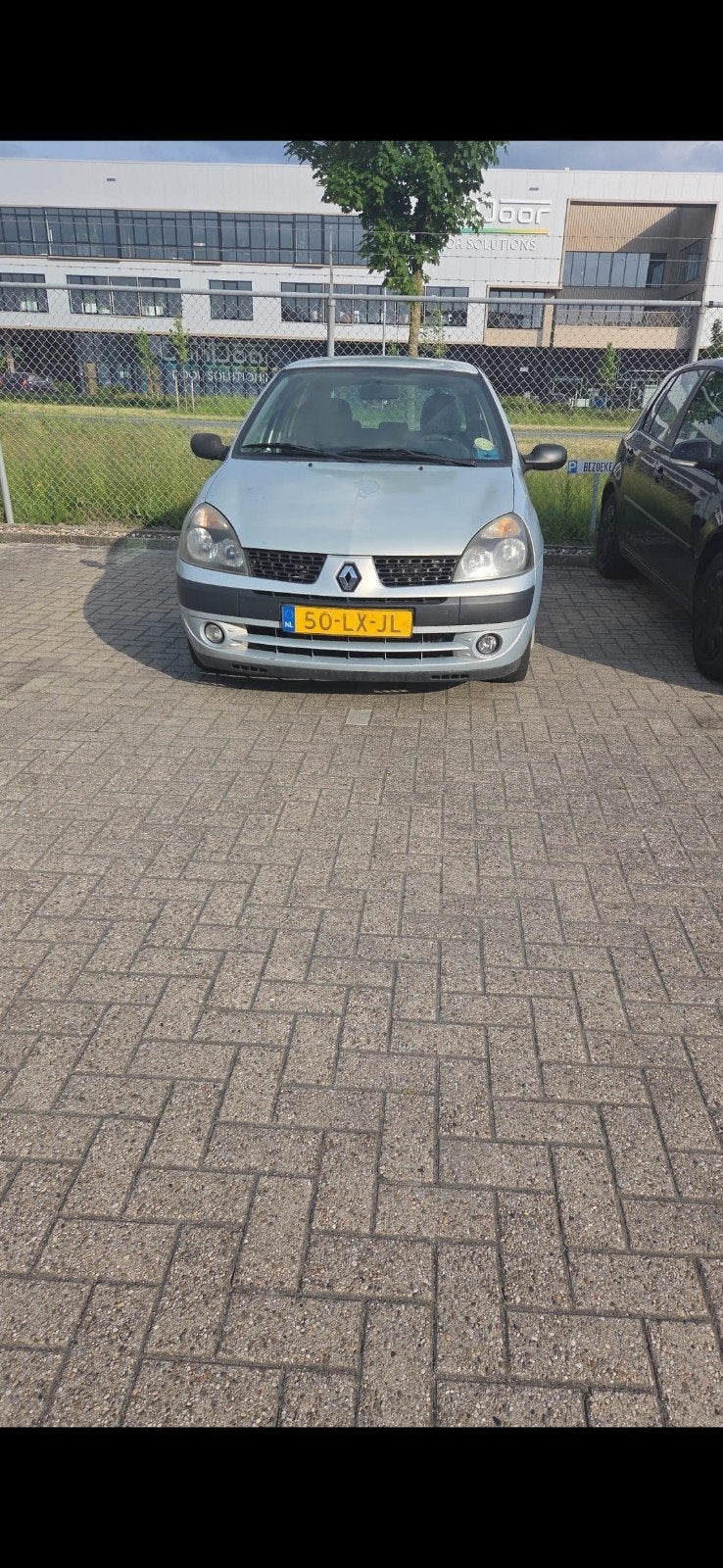 Renault Clio 1.2 5DR airco 2003 Grijs, Auto's, Renault, Voorwielaandrijving, 74 pk, 31 €/maand, 4 cilinders