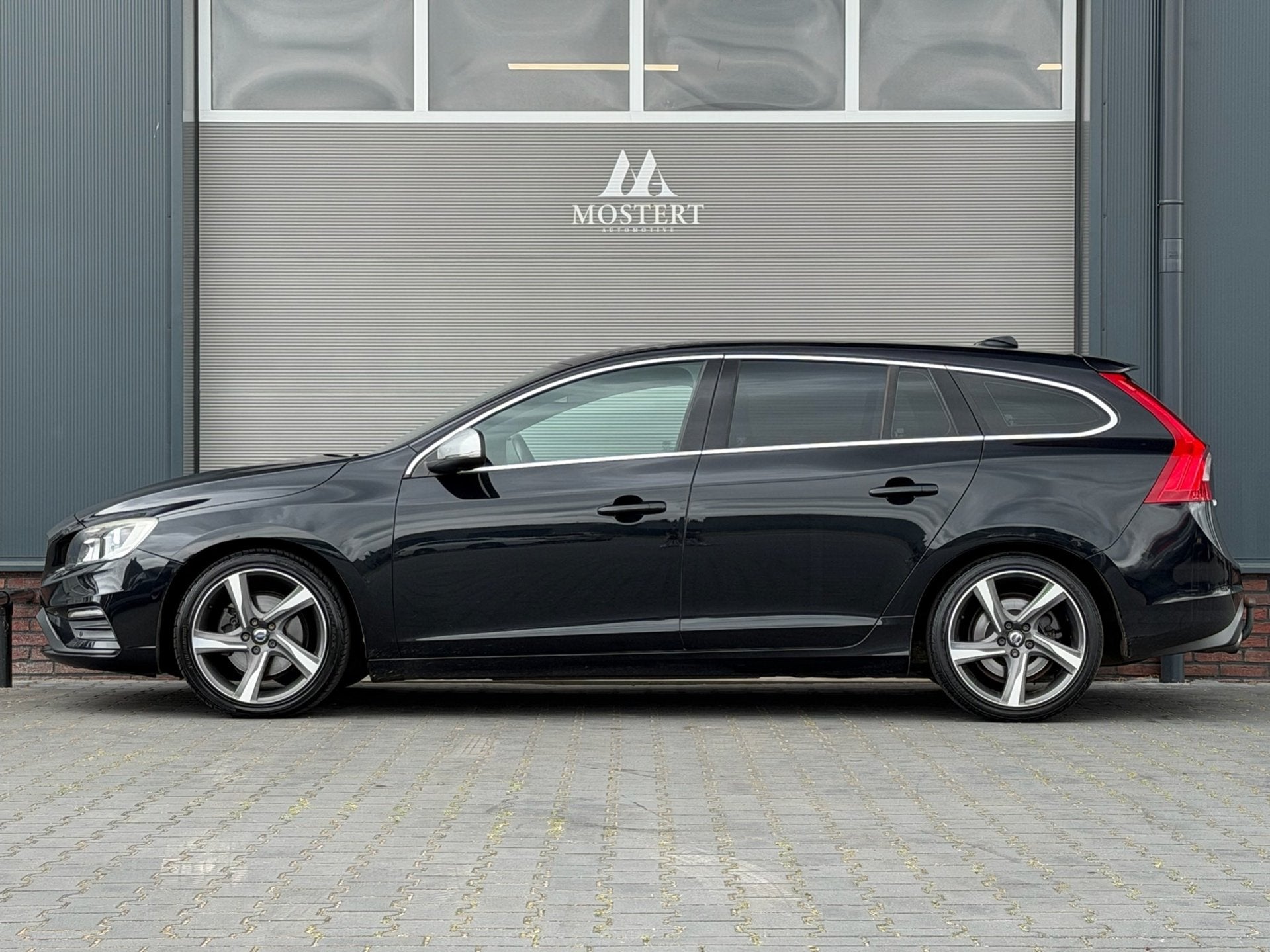 Volvo V60 1.6/150pk T3 R-Design|2015|NAP|Automaat|Trekhaak|N, Gebruikt, Zwart, 4 cilinders, 150 pk