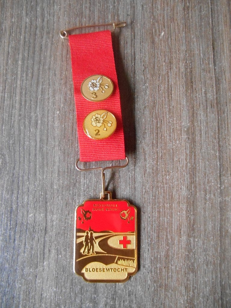 Rode Kruis Bloesemtocht medaille 1ste met pins 2 en 3, Ophalen of Verzenden, Overige materialen, Nederland