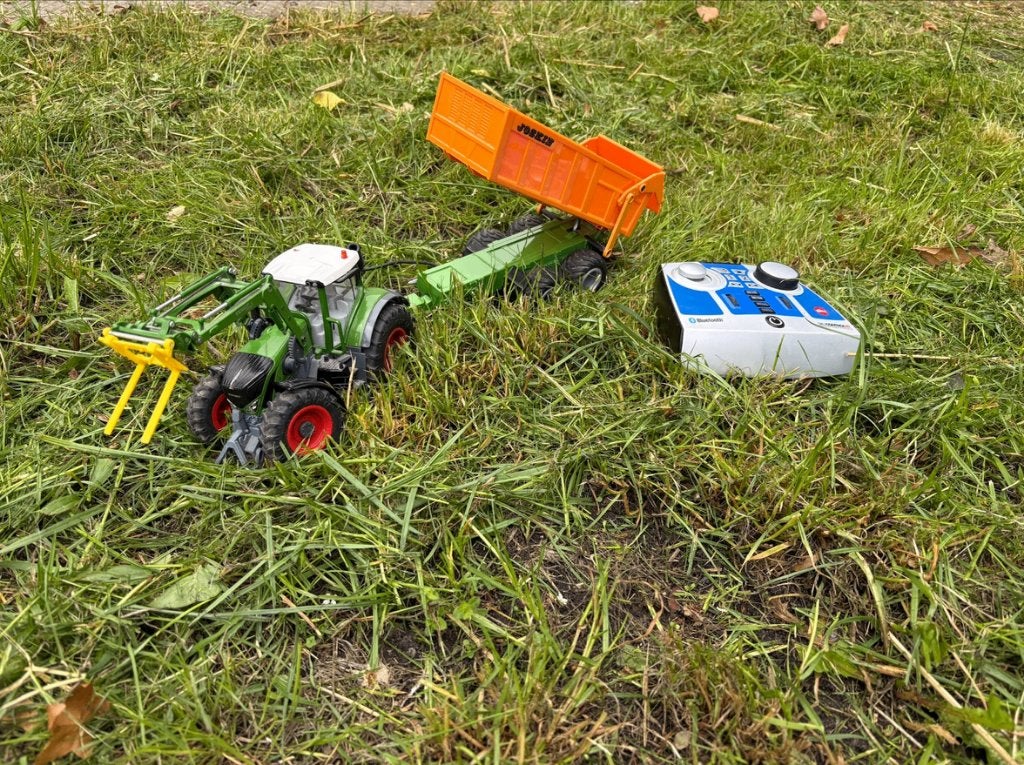 bestuurbare Siku trekker 1:32 met kiepwagen en toebehoren, Elektro, Auto offroad, Ophalen of Verzenden, Zo goed als nieuw