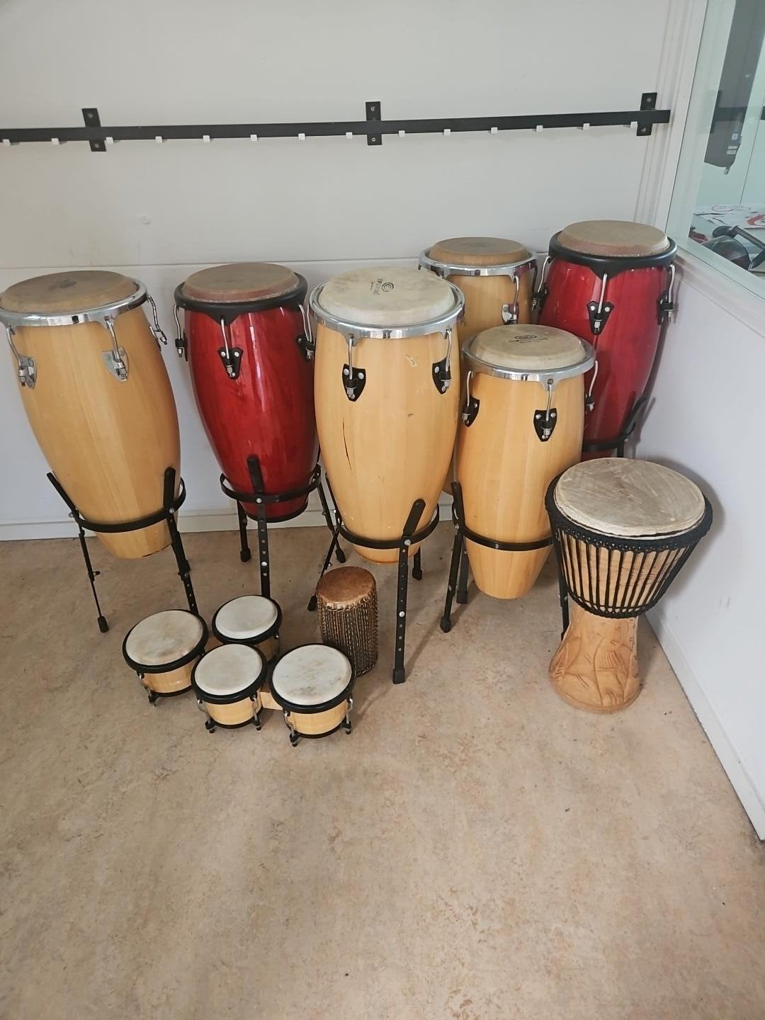 Complete percussieset – 6 conga’s, djembé, bongo’s + standaa, Muziek en Instrumenten, Percussie, Ophalen, Zo goed als nieuw, Trommel