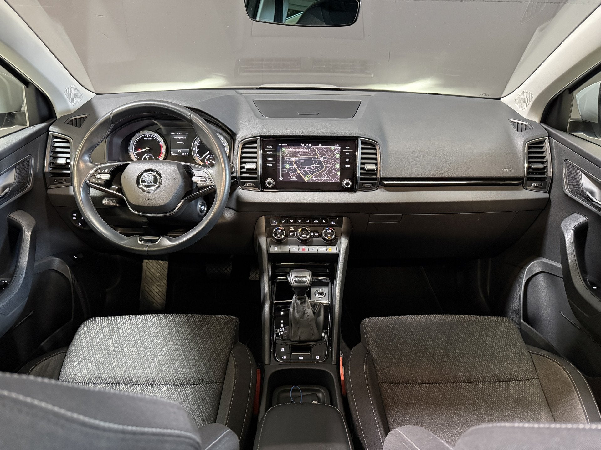 Skoda Karoq 1.5 TSI ACT Business Edition Plus | Panoramadak, Auto's, Dealer onderhouden, 4 cilinders, 150 pk, SUV of Terreinwagen