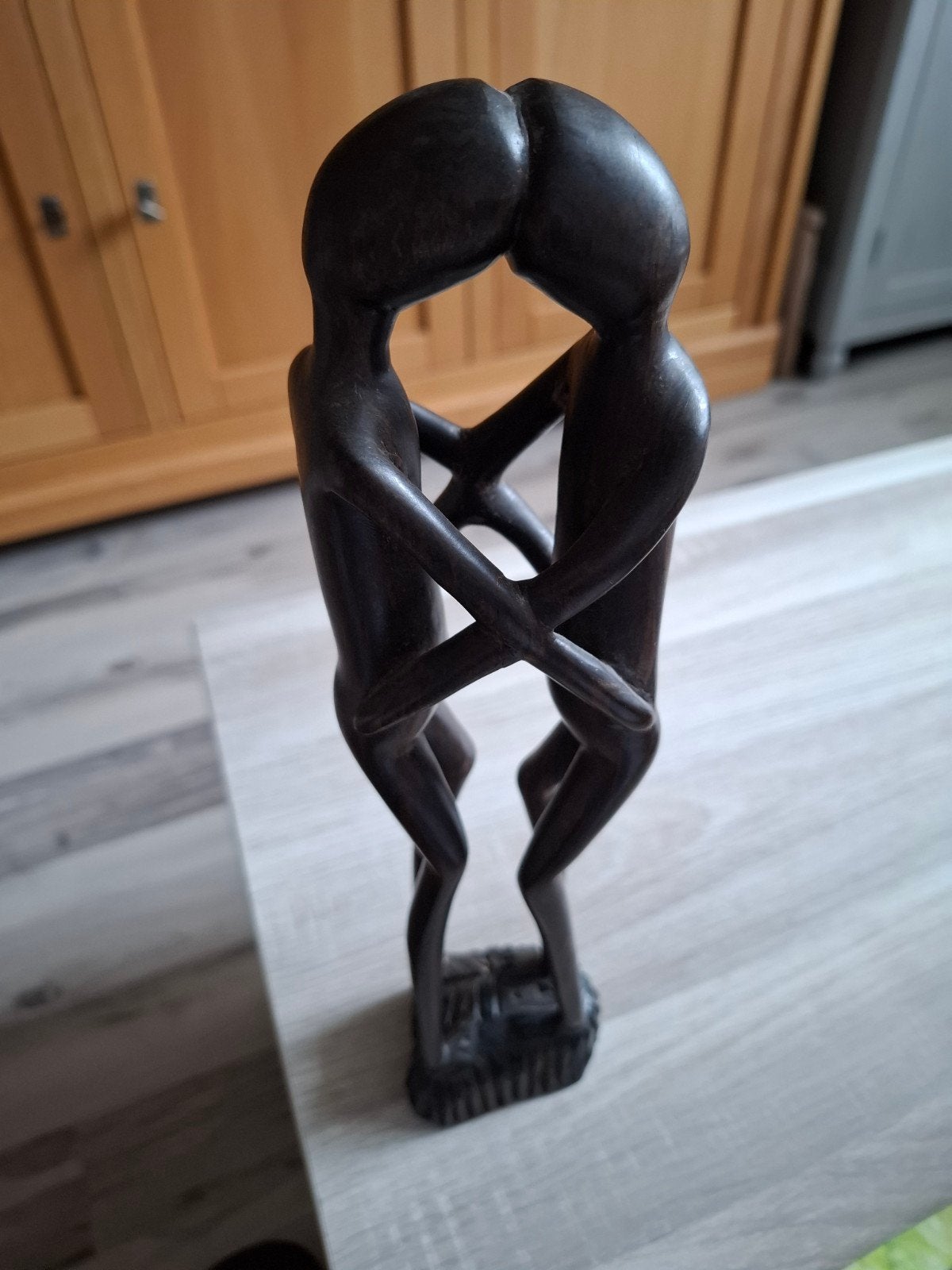 Houten sculptuur van twee omhelzende figuren, Antiek en Kunst, Kunst | Beelden en Houtsnijwerken, Ophalen of Verzenden