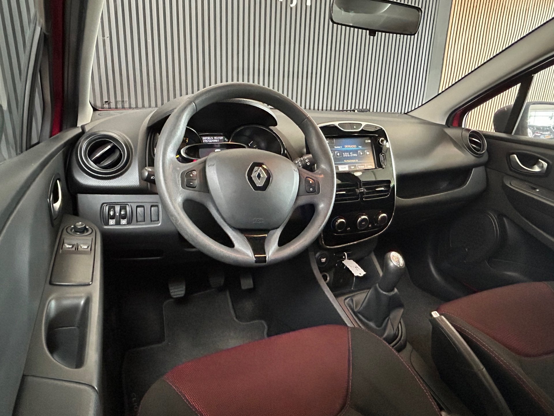 Renault Clio 1.2 Authentique | Cruise Control | Airco | Navi, Auto's, Voorwielaandrijving, Euro 5, Stof, Gebruikt