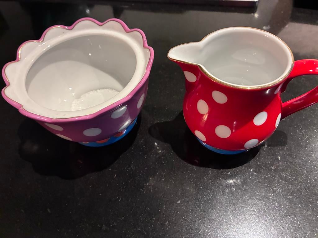 Oilily Melk en Suiker Setje - Kleurrijke Aanvulling Servies, Keramiek, Overige typen, Ophalen of Verzenden, Zo goed als nieuw