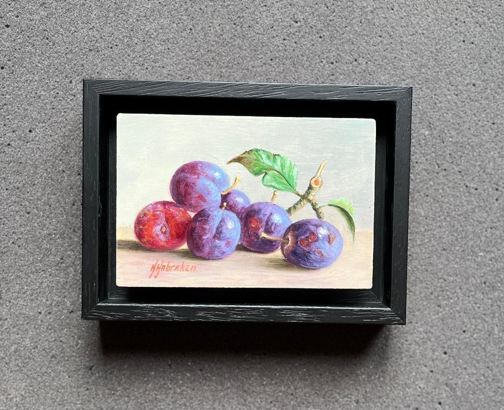 Schilderij pruimen in een schaal en op tafel. Hans habraken.