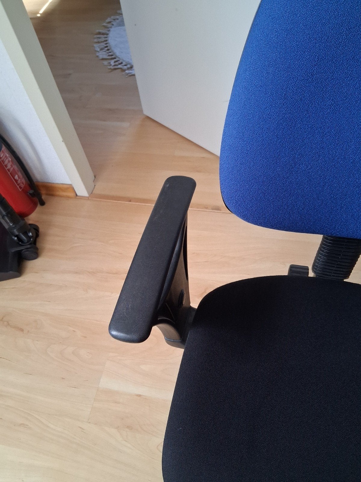 Foto 4 van Bureaustoel blauw/zwart - Comfortabel en verstelbaar