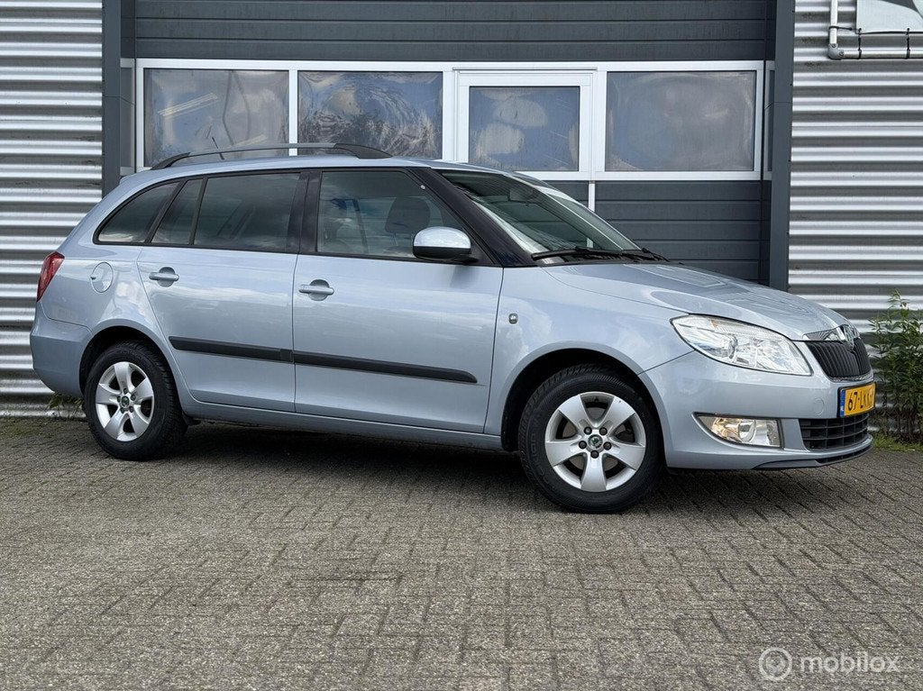 Skoda Fabia Com 1.2 TSI '10 Elegance|Nwe Ketting|Multimedia|, Voorwielaandrijving, Euro 5, Zwart, 4 cilinders