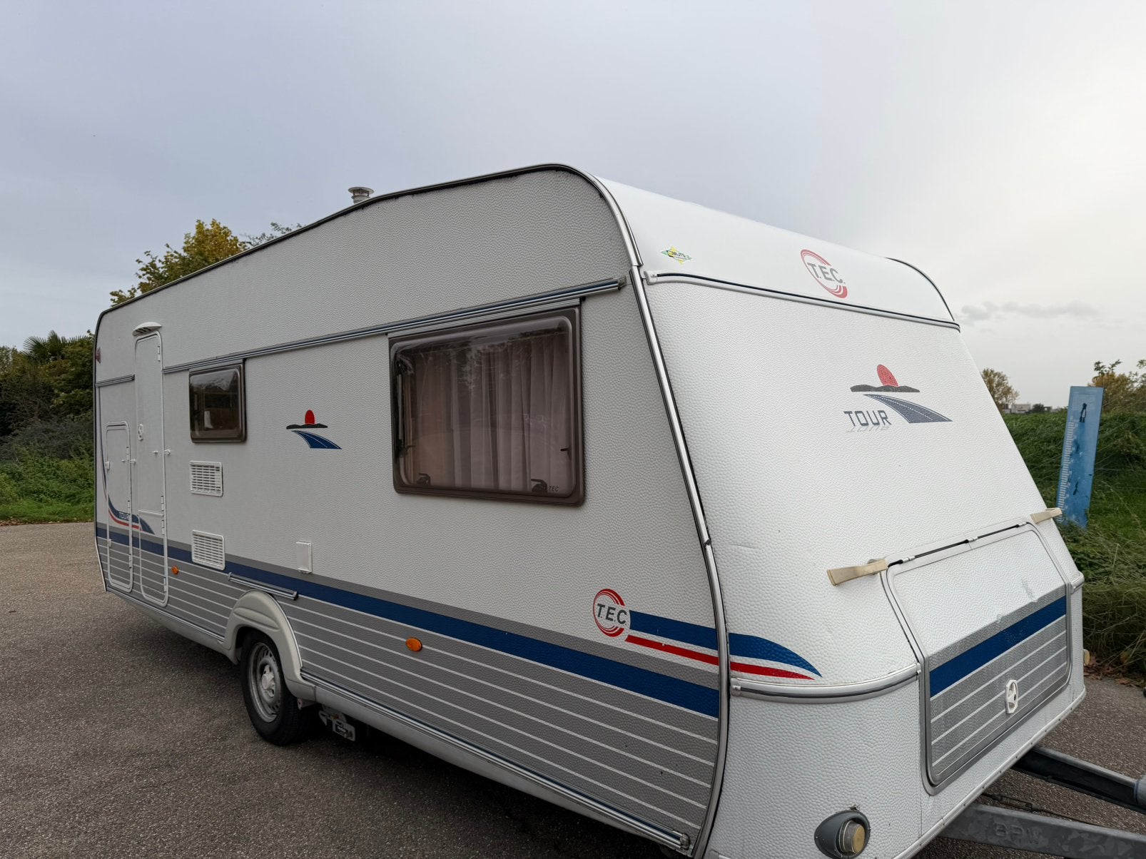 T.E.C Tour 555, airco, mover, stapelbed, 6 persoons, Caravans en Kamperen, T.E.C., Dwarsbed, Treinzit, Luifel