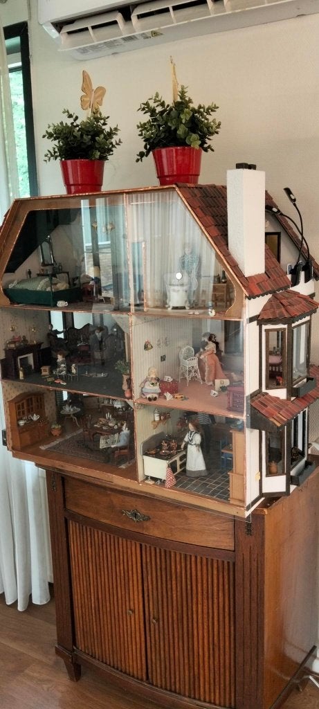 Foto 4 van Wie geeft dit Victoriaans poppenhuis een tweede leven?